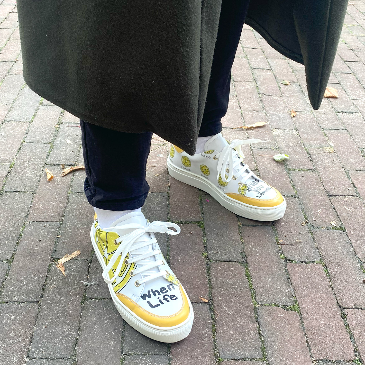 Custom sneakers gedragen door een medewerker